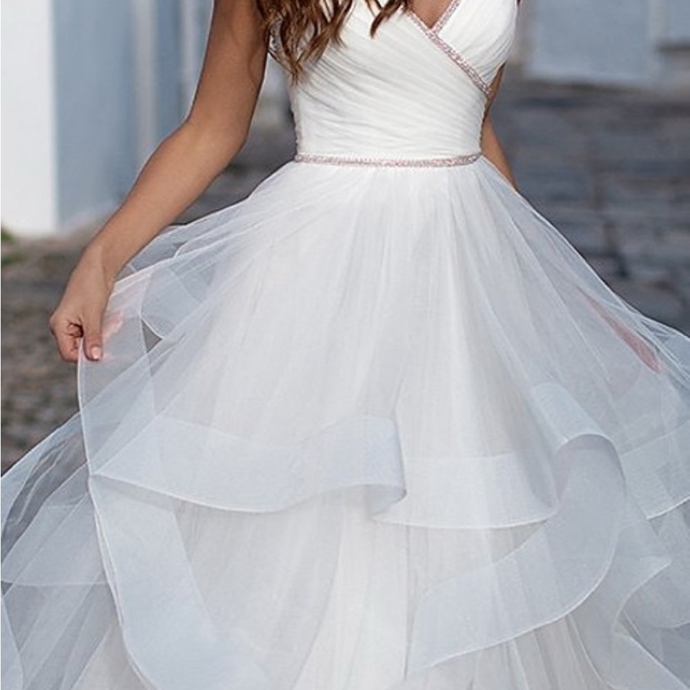 Elegant White Tulle V-Neck Women’s Dress